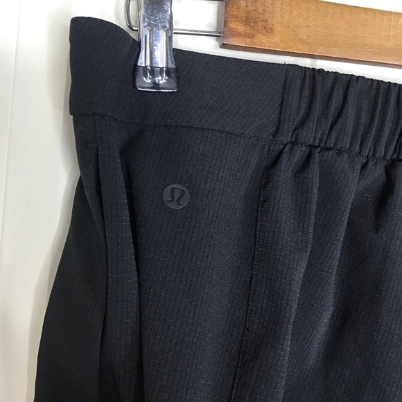 Lululemon Ventlight Cargo Mid Rise Crop in Black Size 8. - Picture 6 of 11
